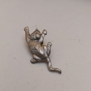 Vintage 1988 Jonette Jewelry JJ SIlver Tone Pewter Climbing Cat Brooch Pin